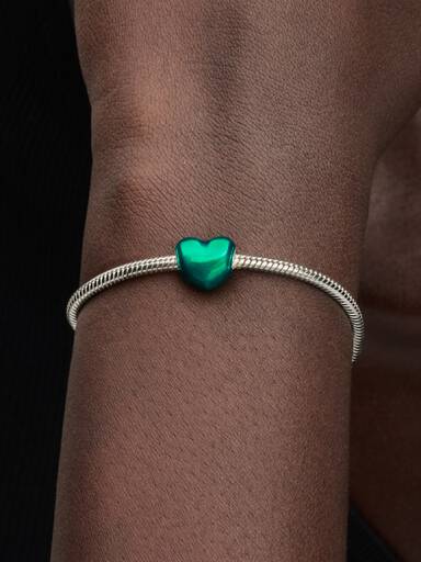 Grünes Metallic-Herz Charm