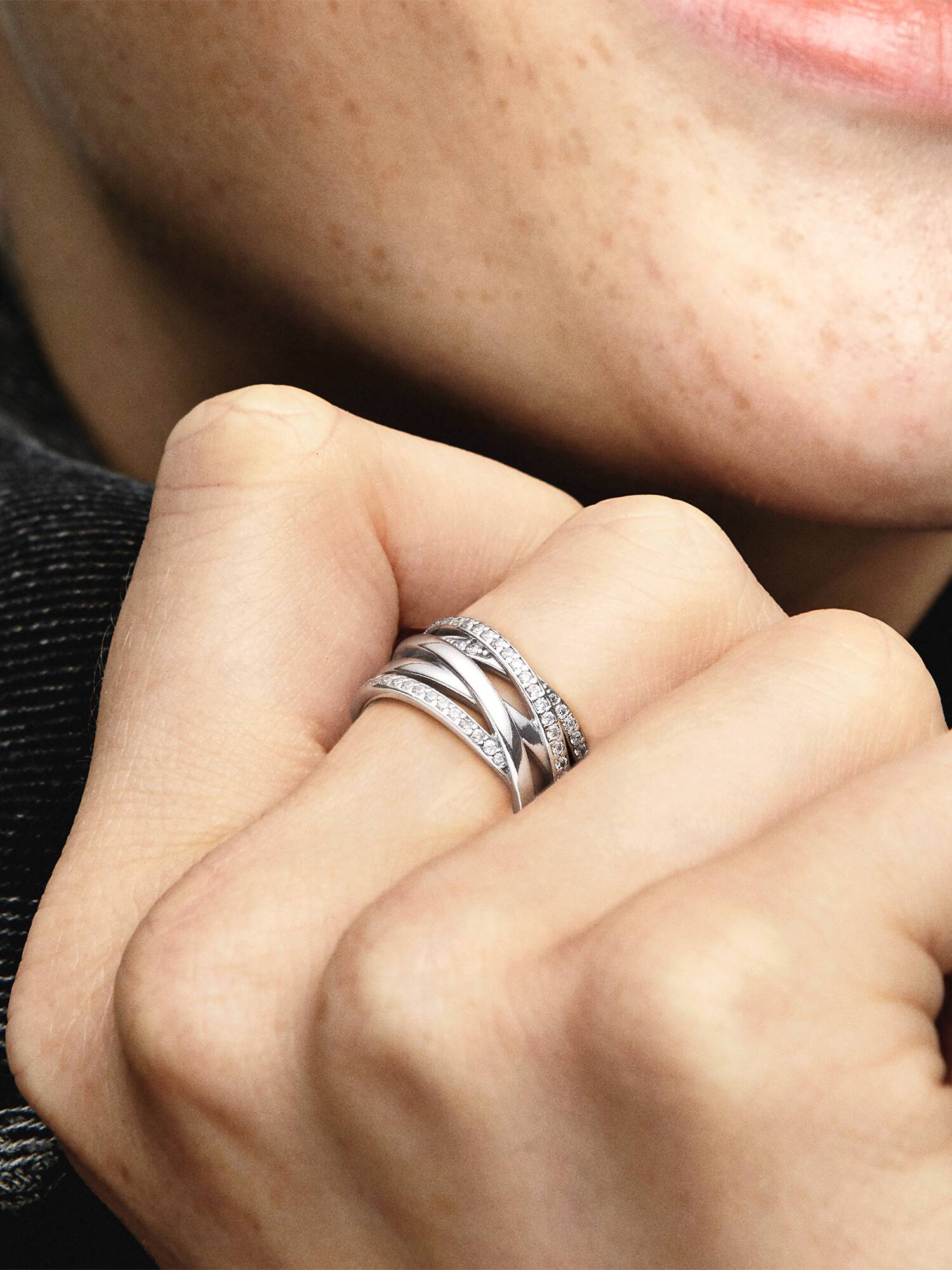Funkelnde und Polierte Linien Ring