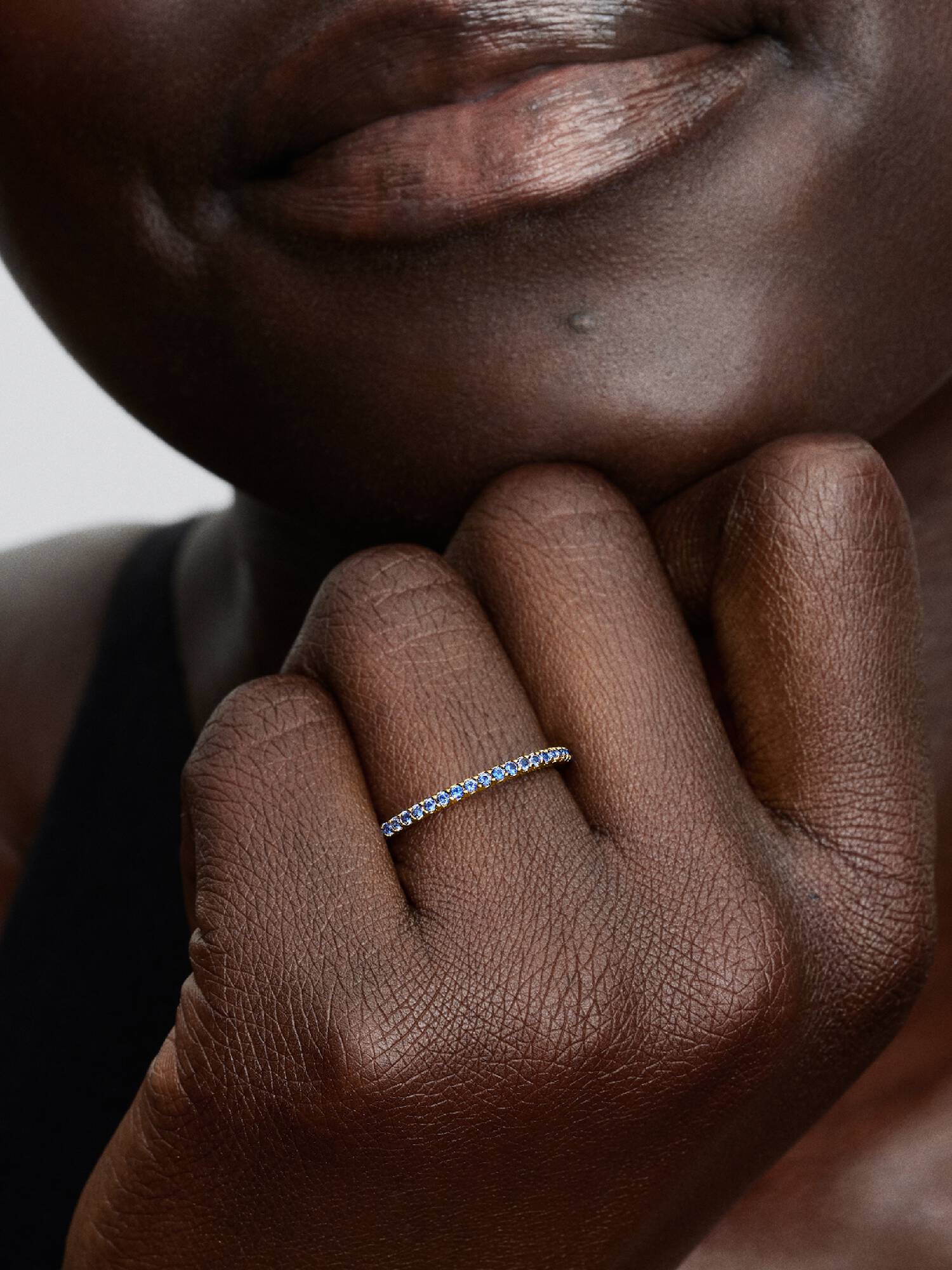 Funkelnder Blauer Halb-Ewigkeits-Ring