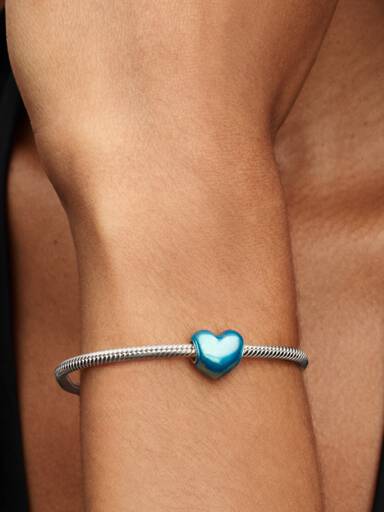 Himmelblaues Metallic-Herz Charm