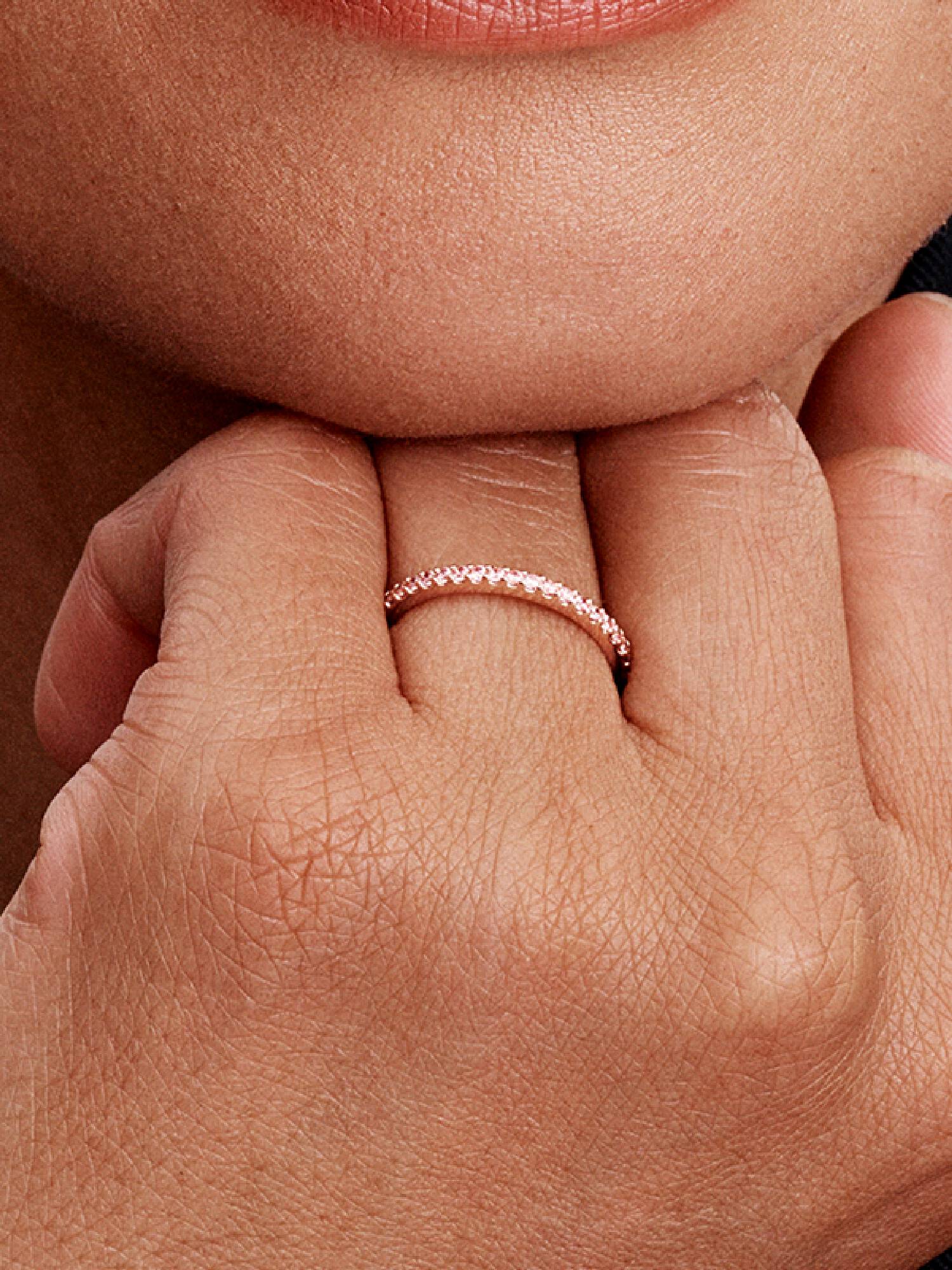 Funkelnder Rosafarbener Pavé-Band Ring