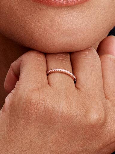 Funkelnder Rosafarbener Pavé-Band Ring