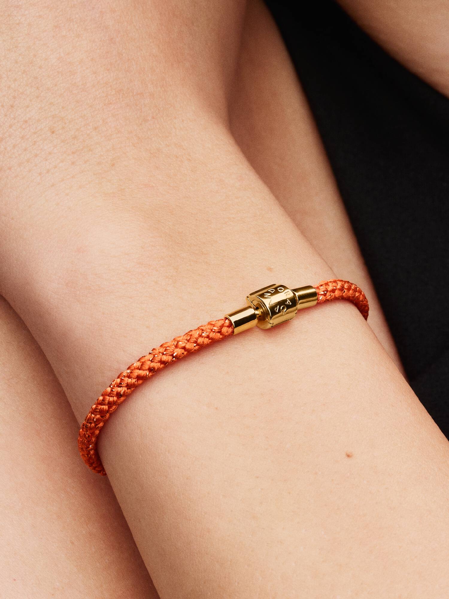 Schimmerndes Orangefarbenes Kordel-Armband