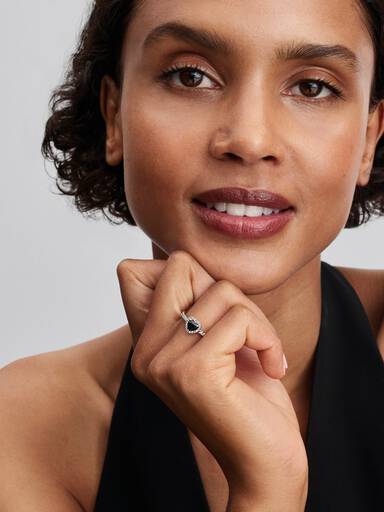 Erhabenes schwarzes Herz Ring