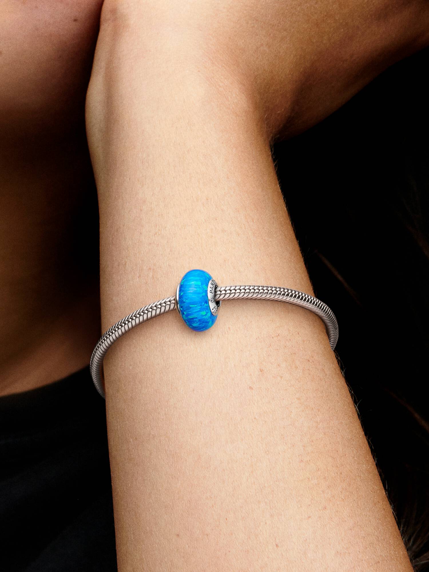 Schillerndes Tiefblaues Ozean Charm