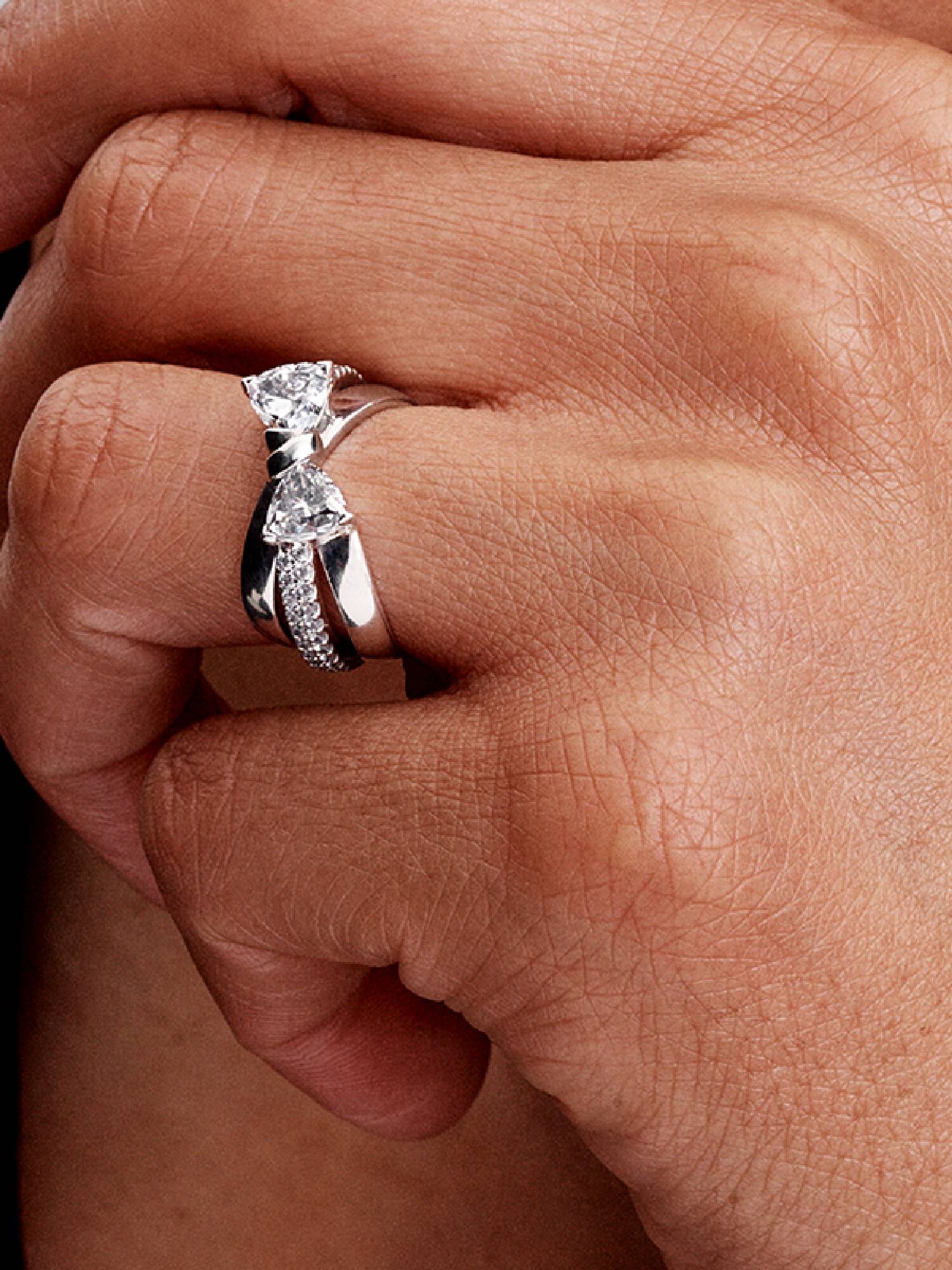 Funkelnde Schleife Überkreuzter Ring