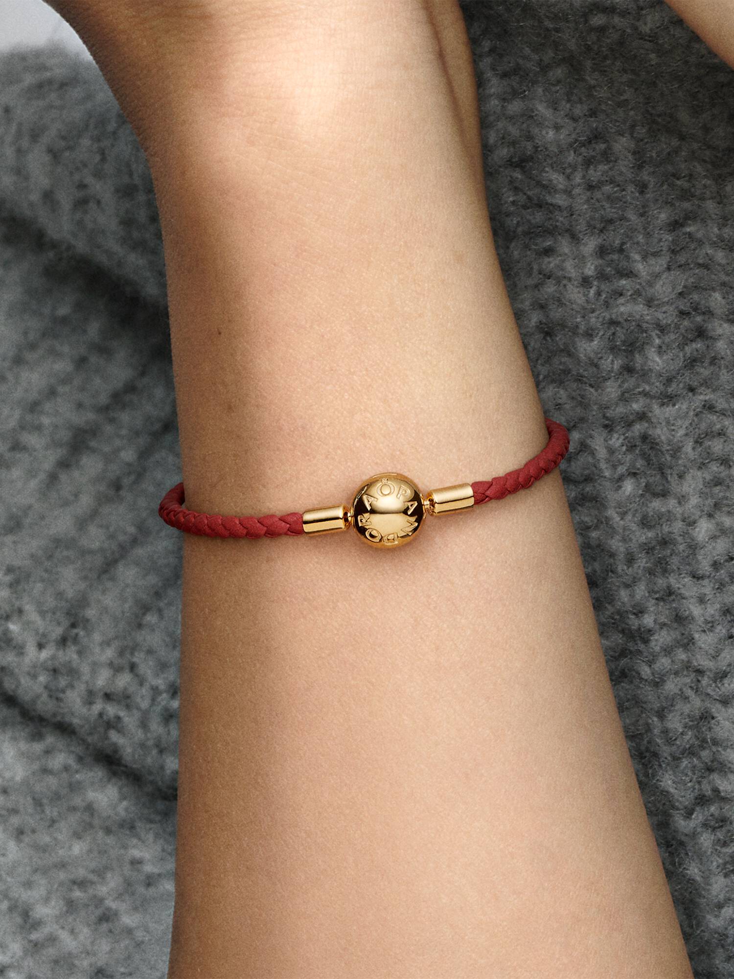 Pandora Moments rotes geflochtenes Lederarmband