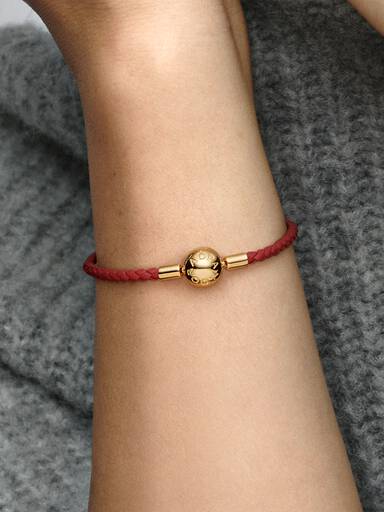 Pandora Moments rotes geflochtenes Lederarmband