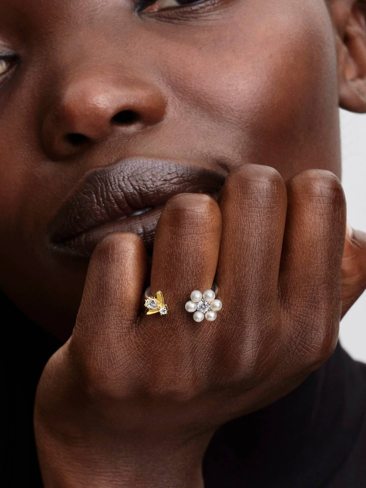 Bridgerton Biene & Behandelte Süßwasserzuchtperle Blume Offener Ring