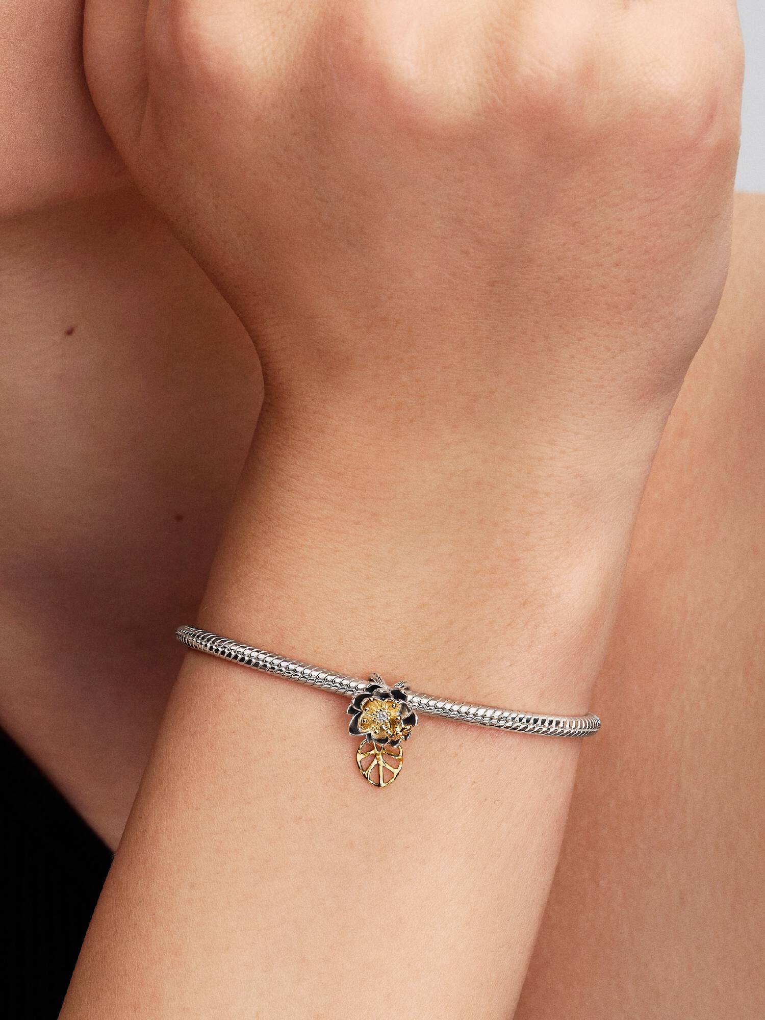 Disney Prinzessin Tiana Seerose mit im Labor gezüchtetem Diamant Charm