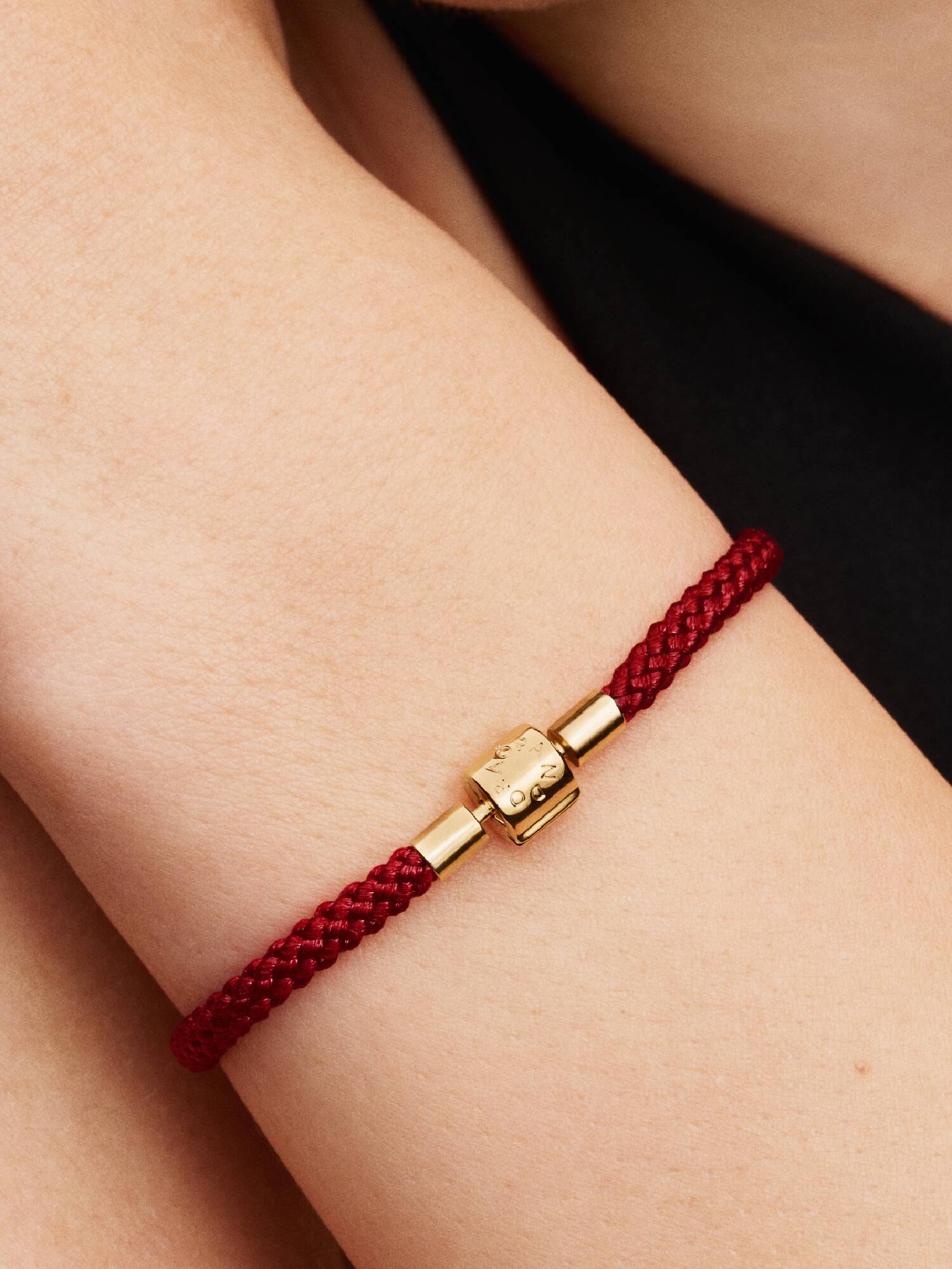 Schimmerndes Rotes Kordel-Armband