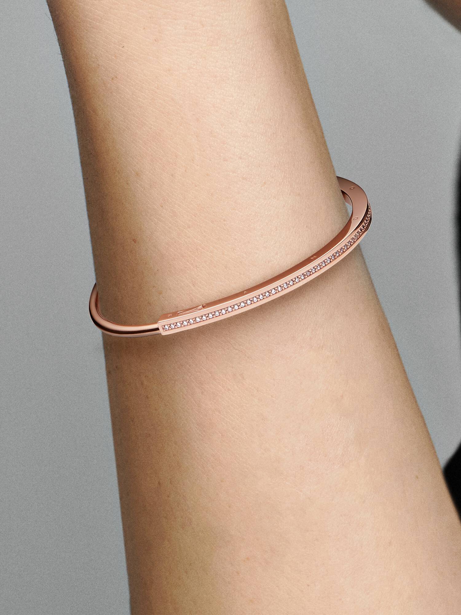 Pandora Signature I-D Pavé Armreif