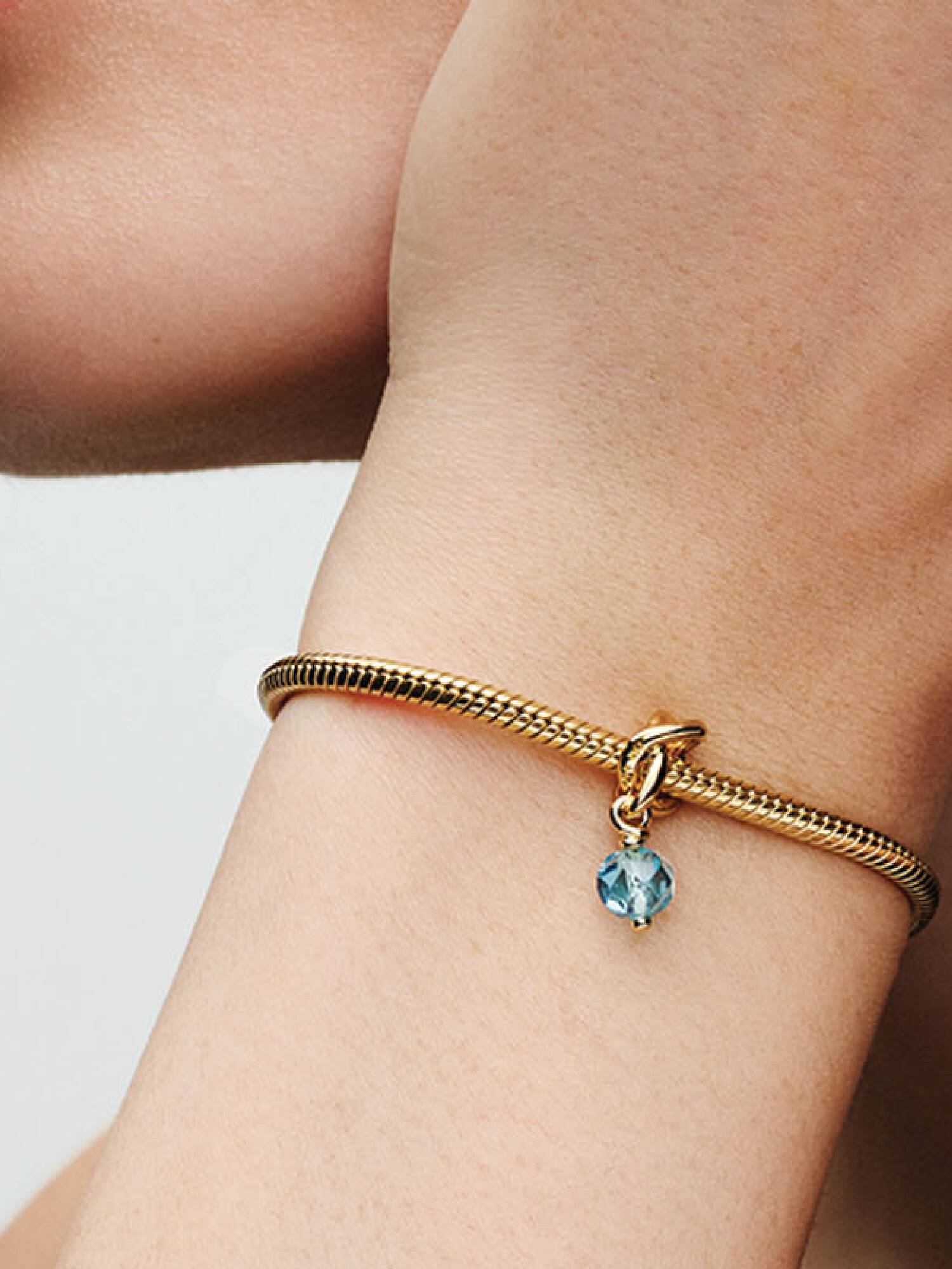 Facettierter aquablauer Ewigkeitskreis Charm-Anhänger