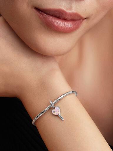 Schillernder Roter Schlüssel Charm-Anhänger