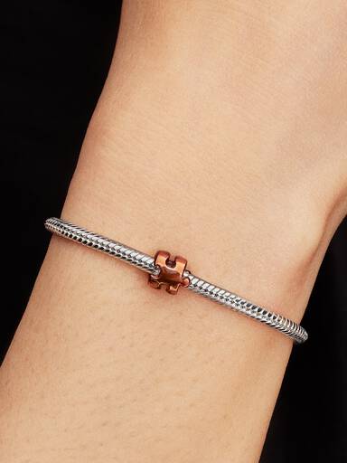 Orangefarbenes Puzzleteil Mini-Charm