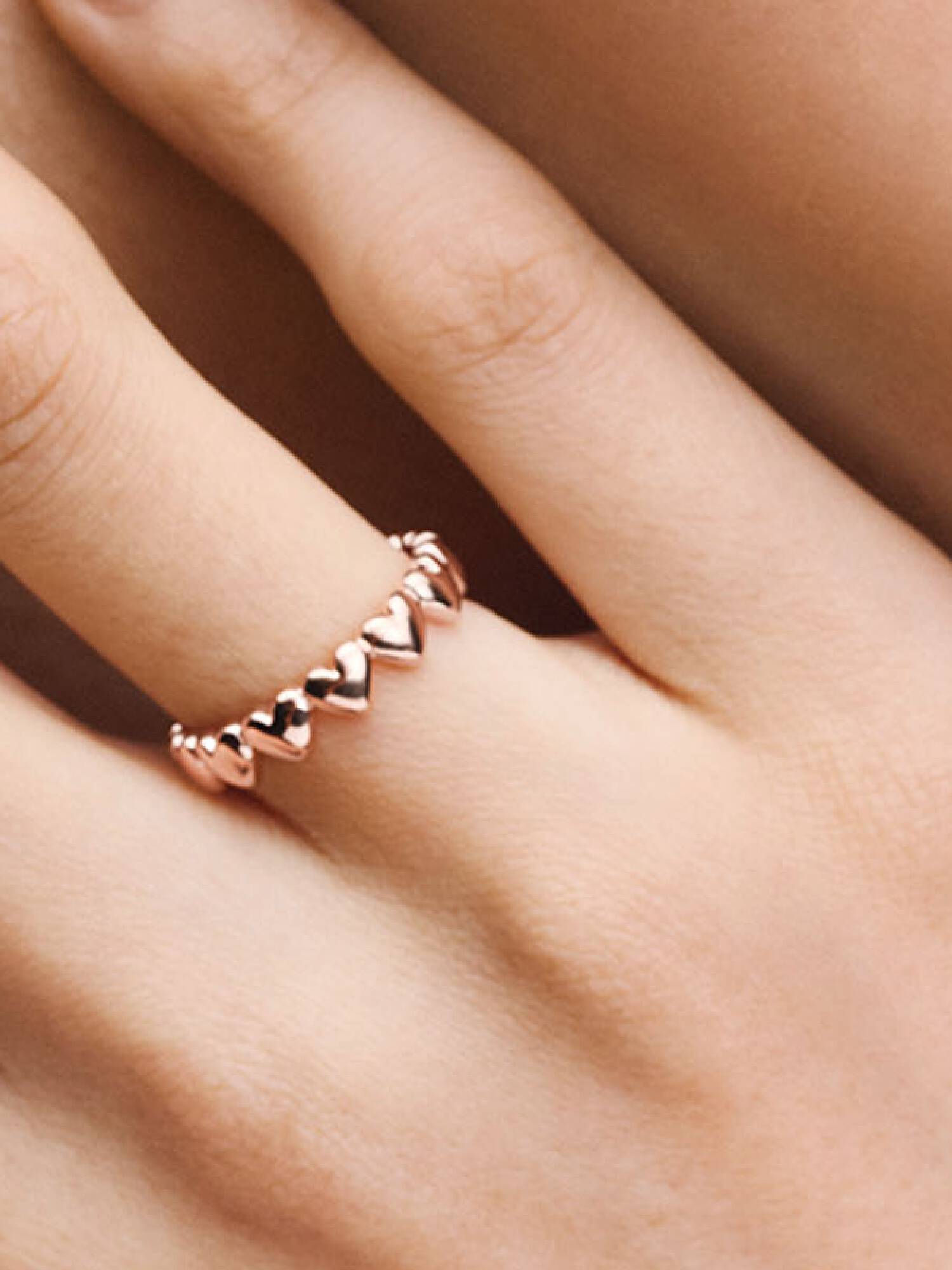 Reihe von Herzen Ring