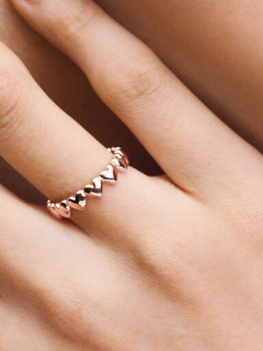 Reihe von Herzen Ring