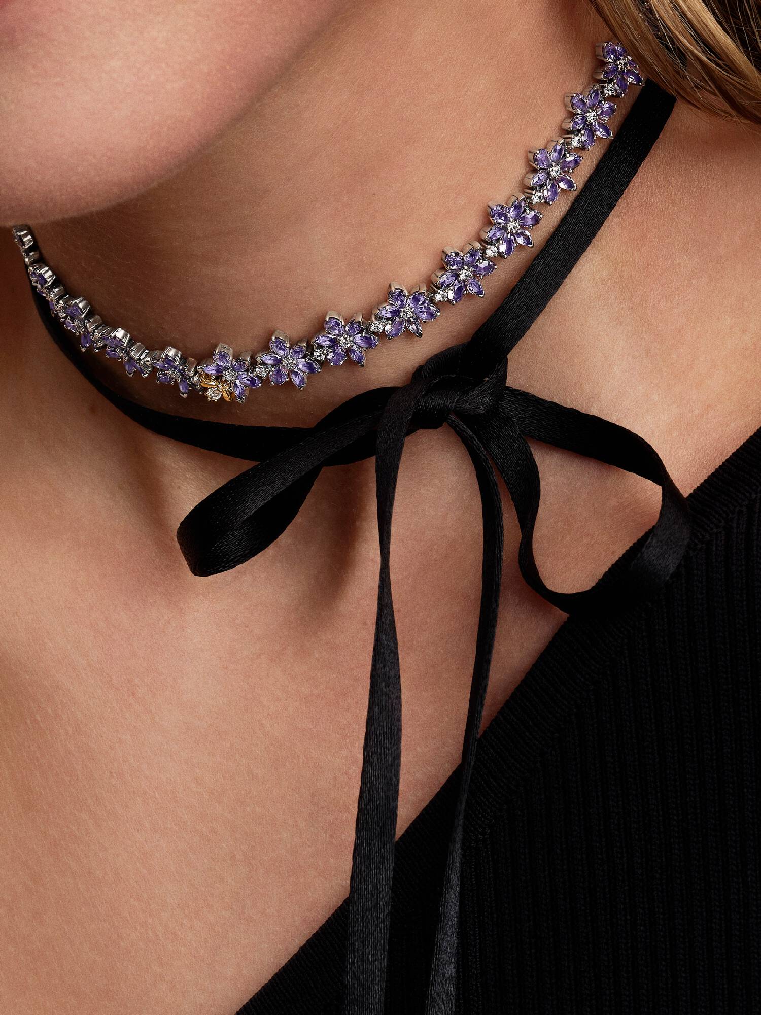 Bridgerton Herbarium & Biene Choker-Halskette