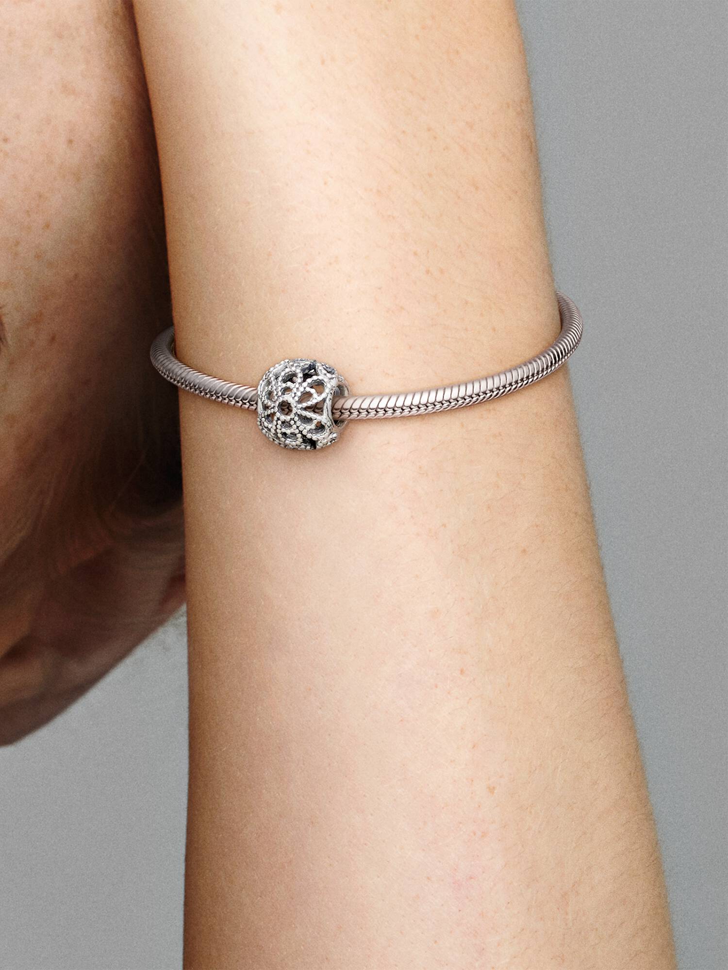 Offen gearbeitetes Metallperlen-Blüten Charm