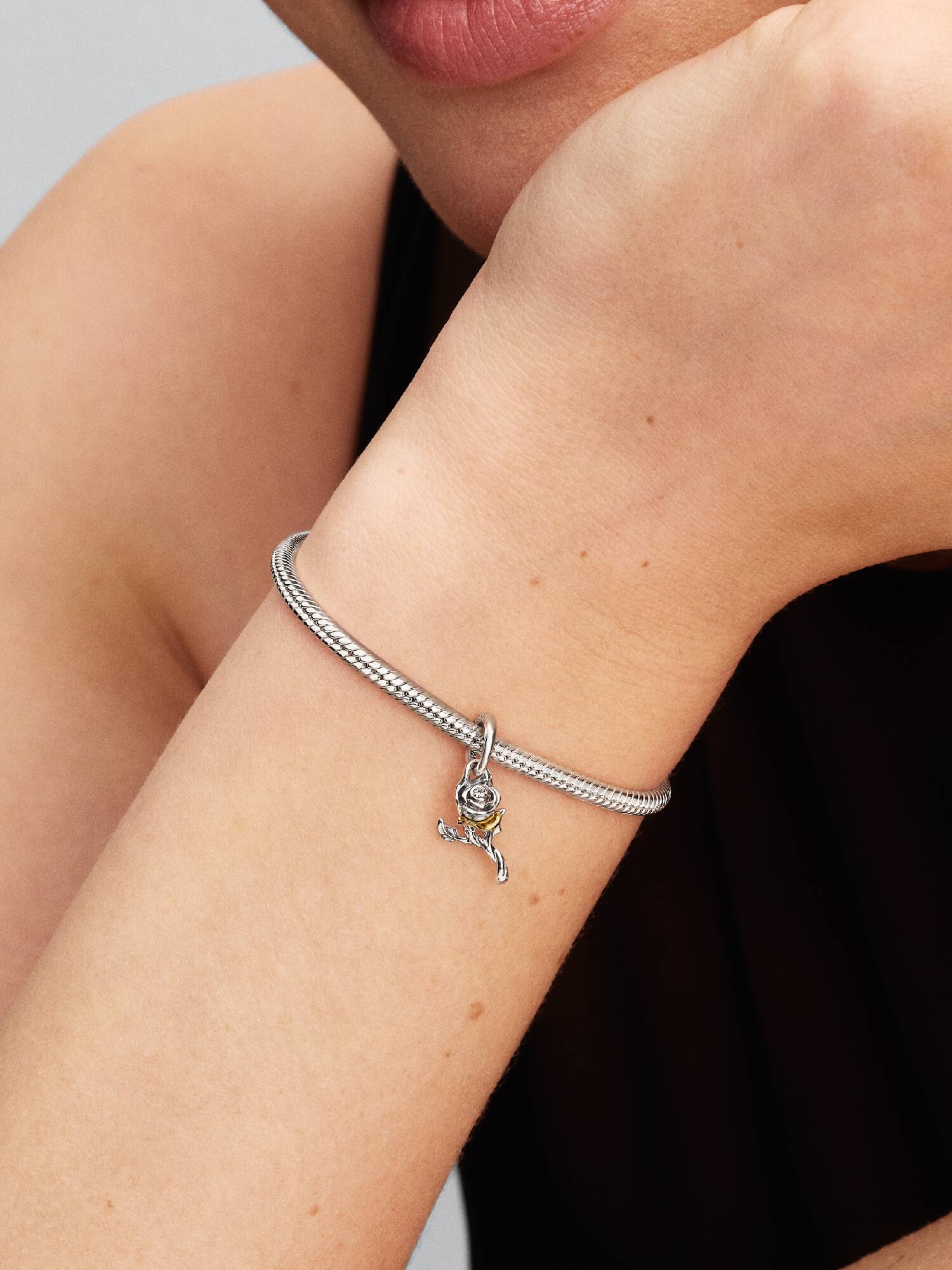 Disney Belle Verzauberte Rose im Labor gezüchteter Diamant Charm-Anhänger 